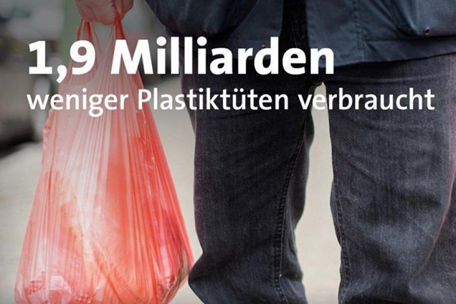 Dank der Bezahlpflicht: Plastiktütenverbrauch in Deutschland 2016 im Vergle…